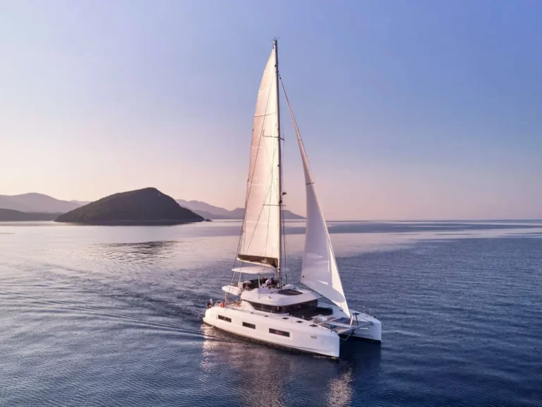 Lagoon 55 AZUL – Under sail at dusk