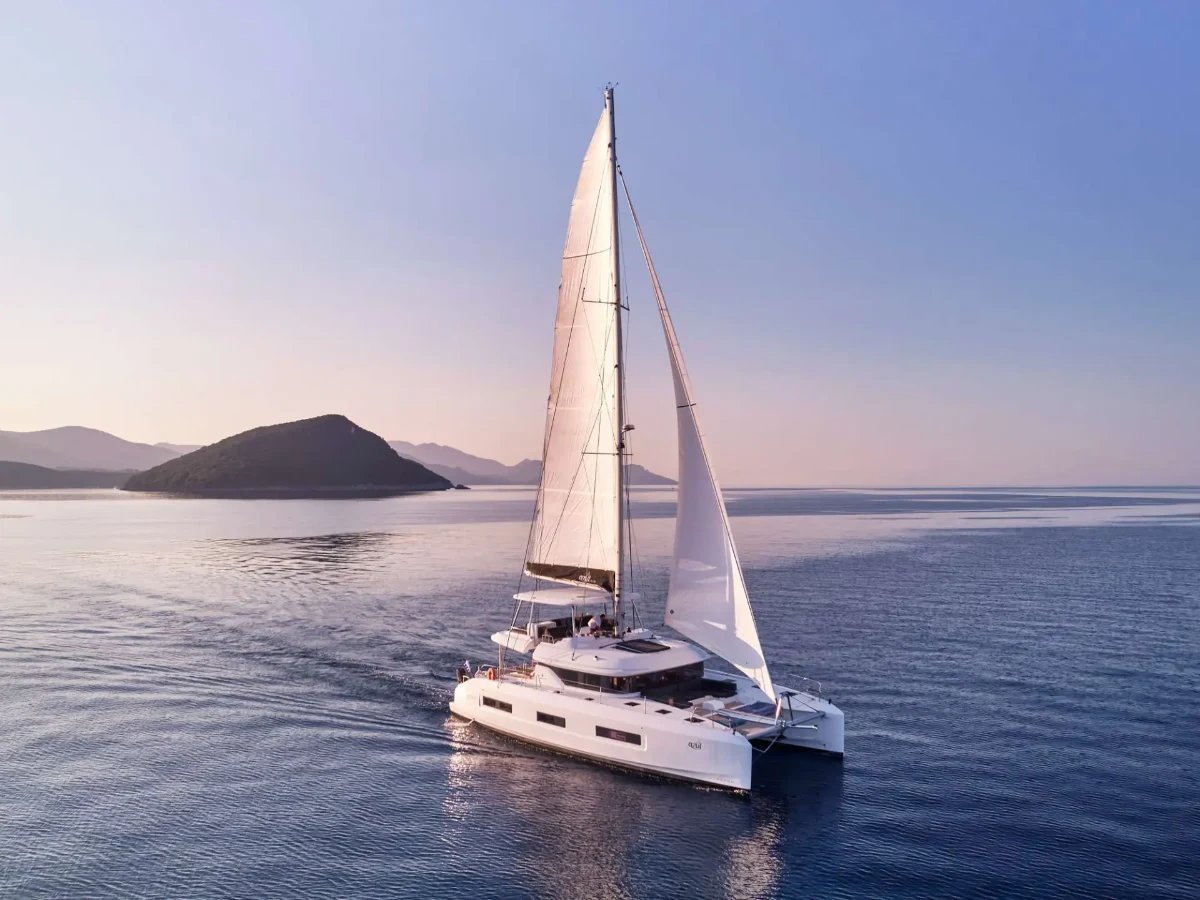 Lagoon 55 AZUL – Under sail at dusk