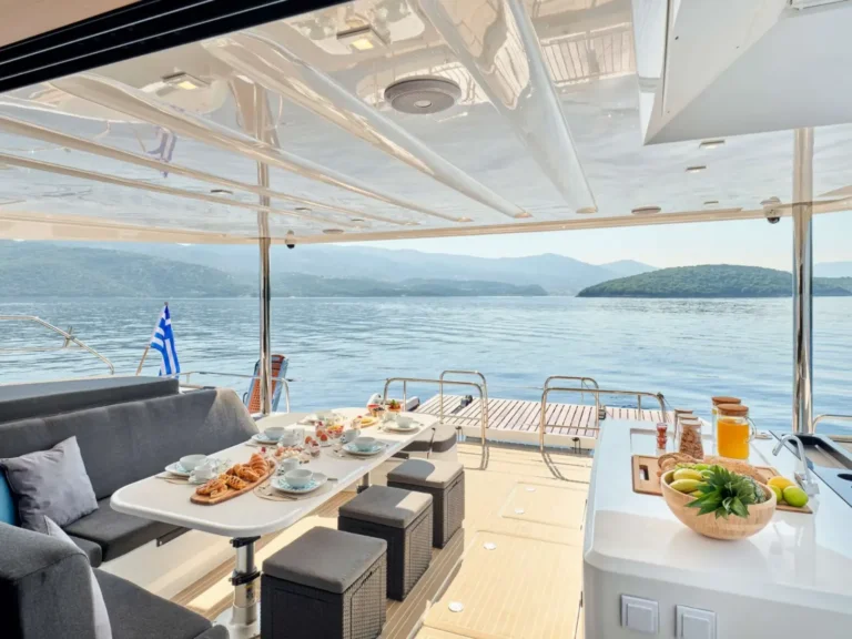 Lagoon 55 AZUL – Cockpit breakfast