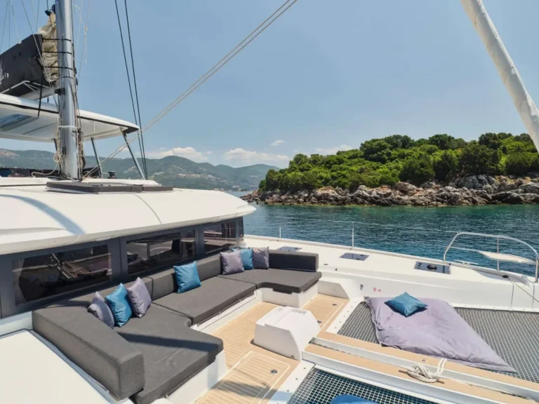Lagoon 55 AZUL – Foredeck lounge