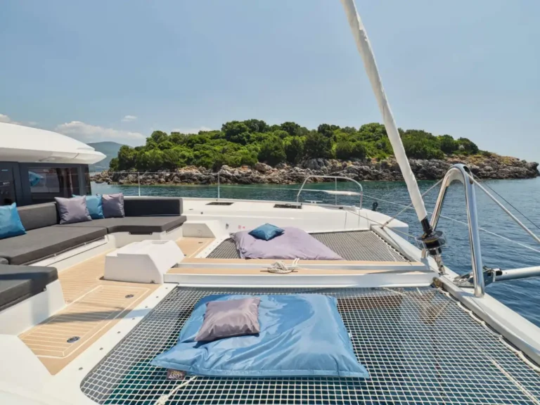 Lagoon 55 AZUL – Foredeck and trampolines