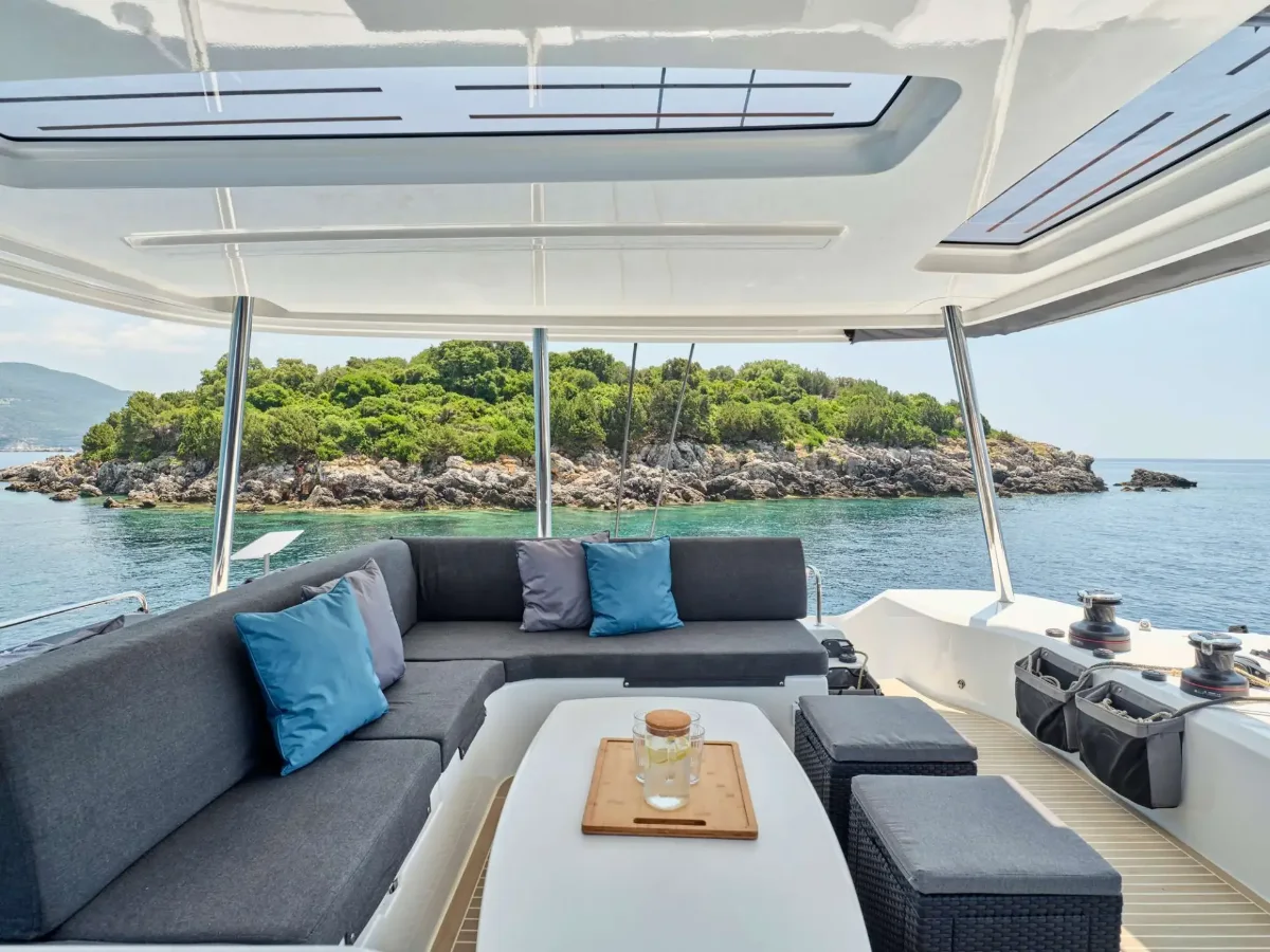 Lagoon 55 AZUL – Flybridge lounge