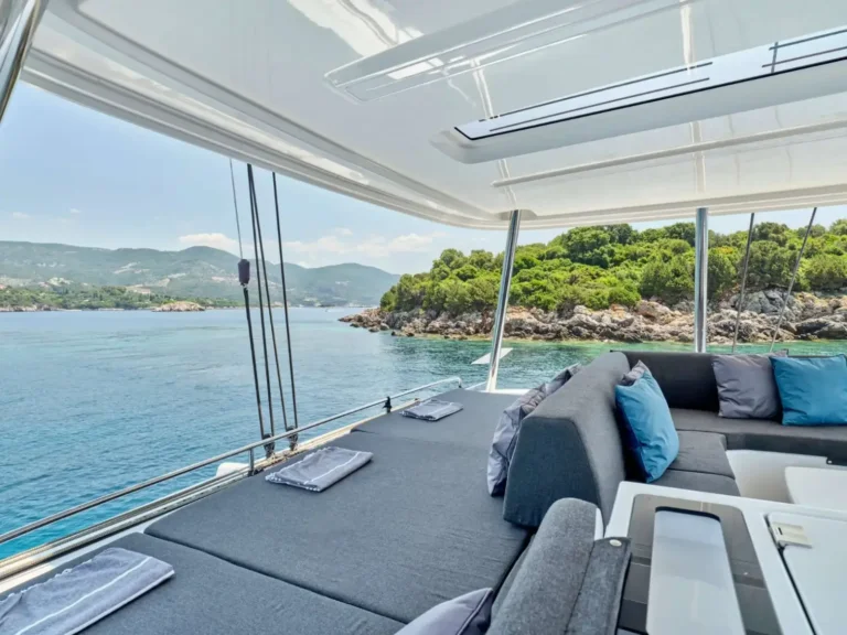 Lagoon 55 AZUL – Flybridge seating