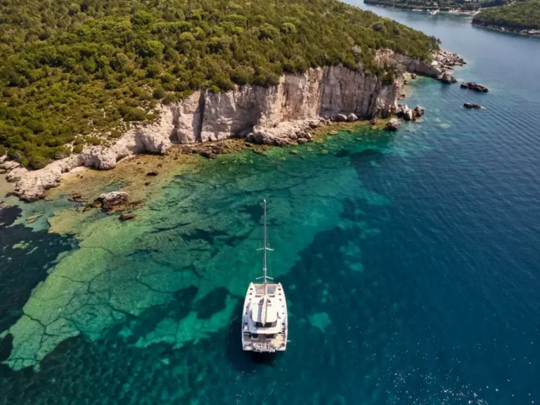 Lagoon 55 AZUL – At anchor by the cliffs