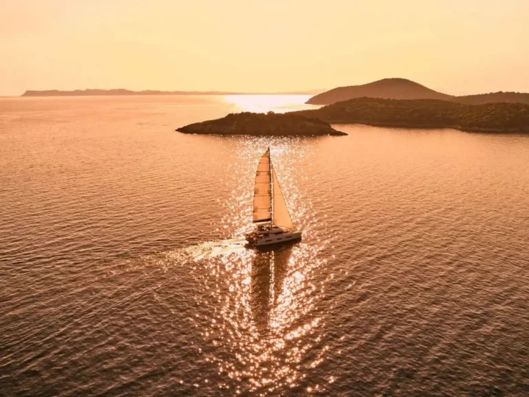 Lagoon 55 AZUL – Sailing at sunset