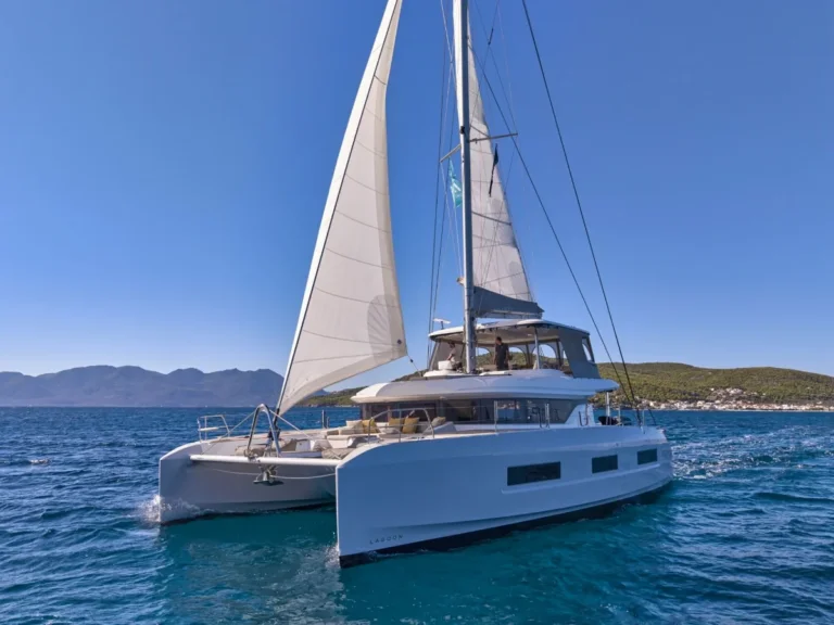 Lagoon 55 LULU – Under sail