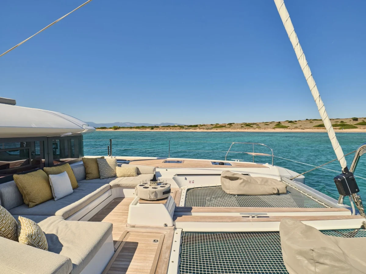 Lagoon 55 LULU – Foredeck lounge