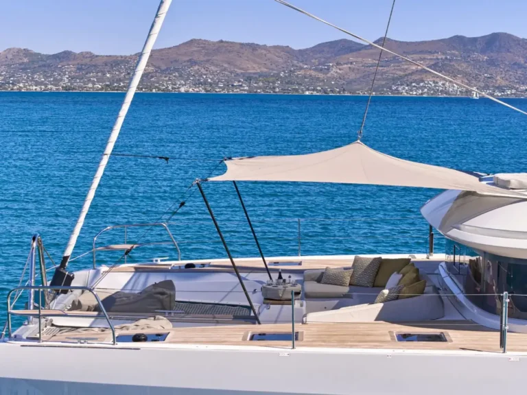 Lagoon 55 LULU – Foredeck with shade awning
