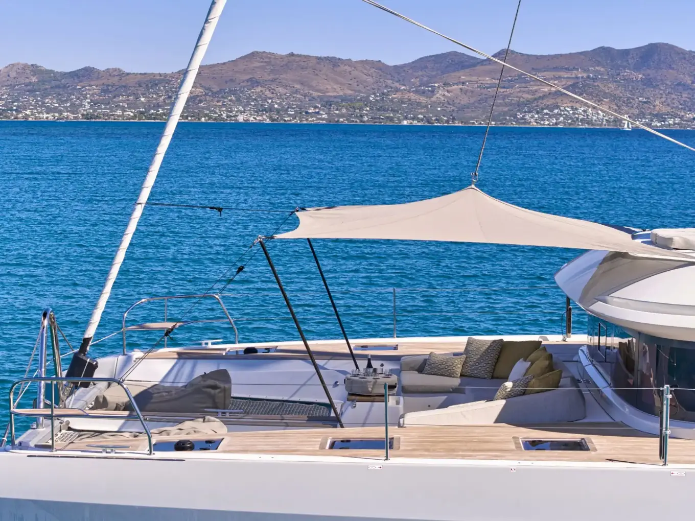 Lagoon 55 LULU – Foredeck with shade awning