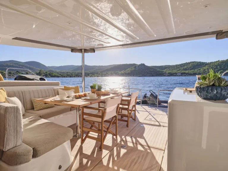 Lagoon 55 LULU – Aft cockpit dining