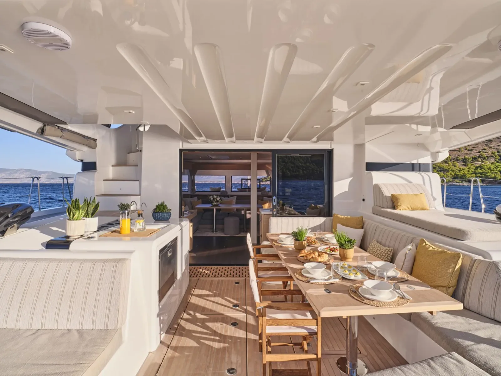 Lagoon 55 LULU – Aft dining area