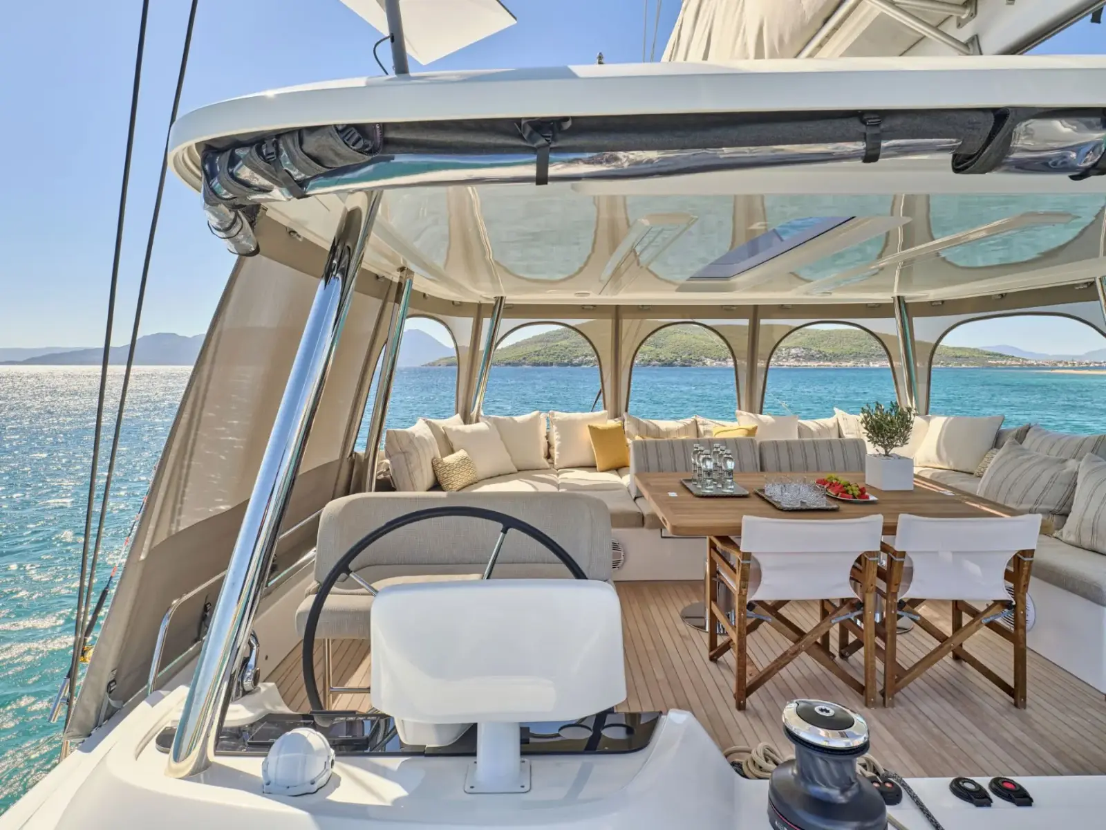 Lagoon 55 LULU – Flybridge helm