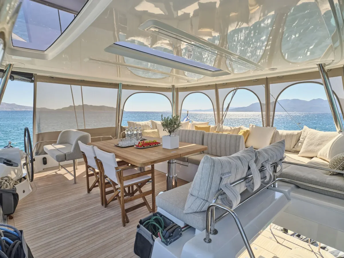 Lagoon 55 LULU – Flybridge lounge