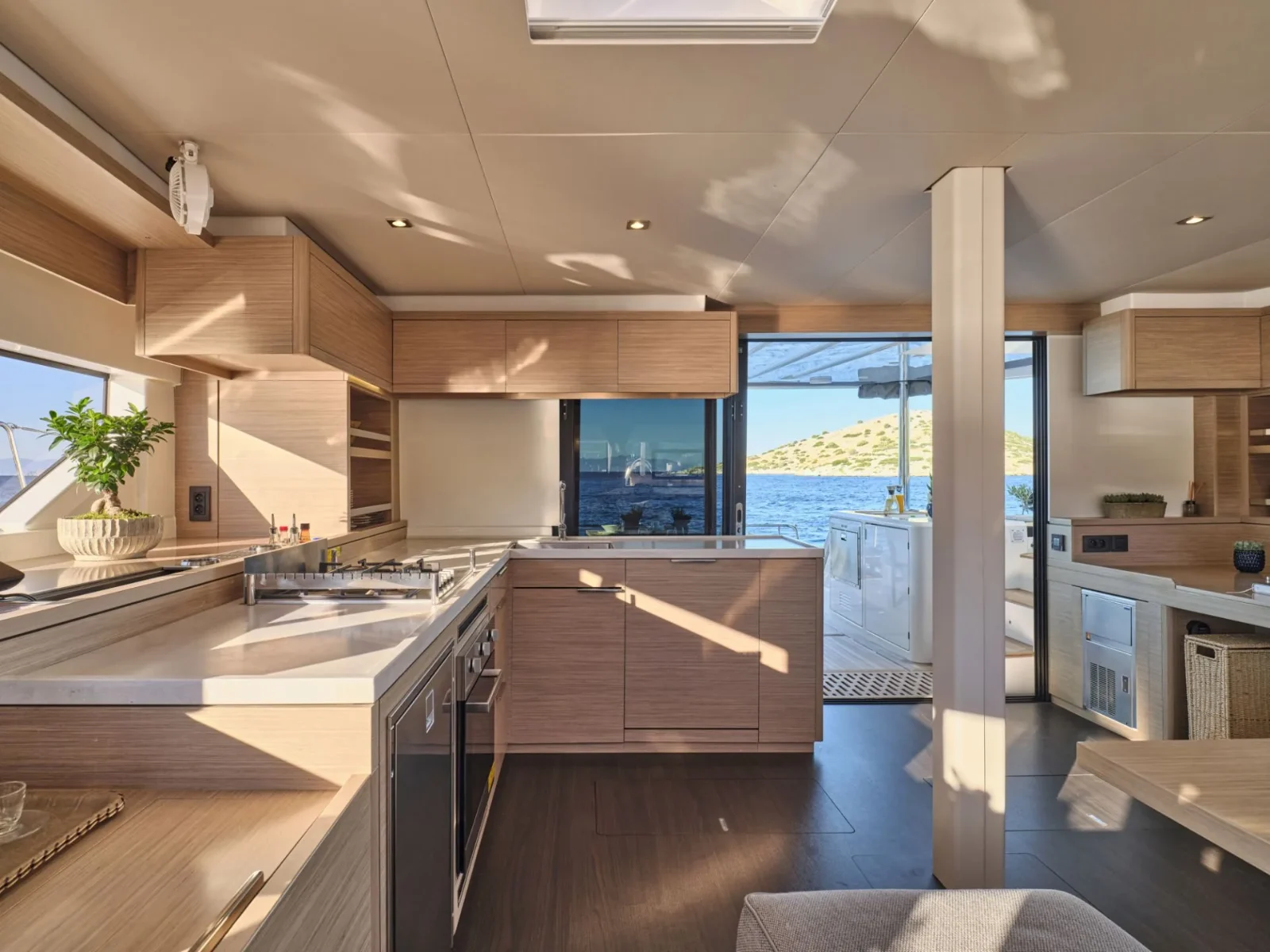 Lagoon 55 LULU – Galley