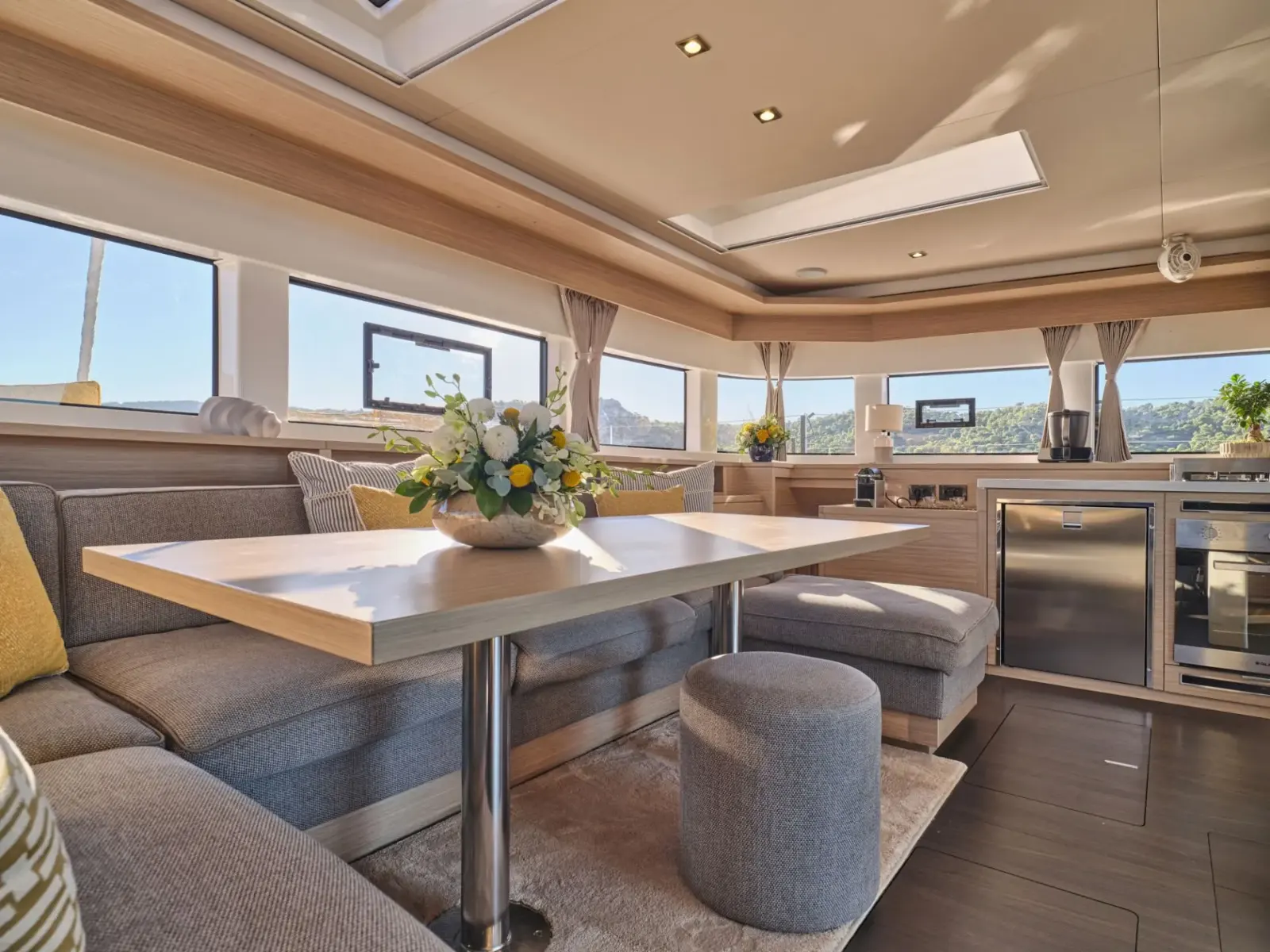 Lagoon 55 LULU – Saloon dining area