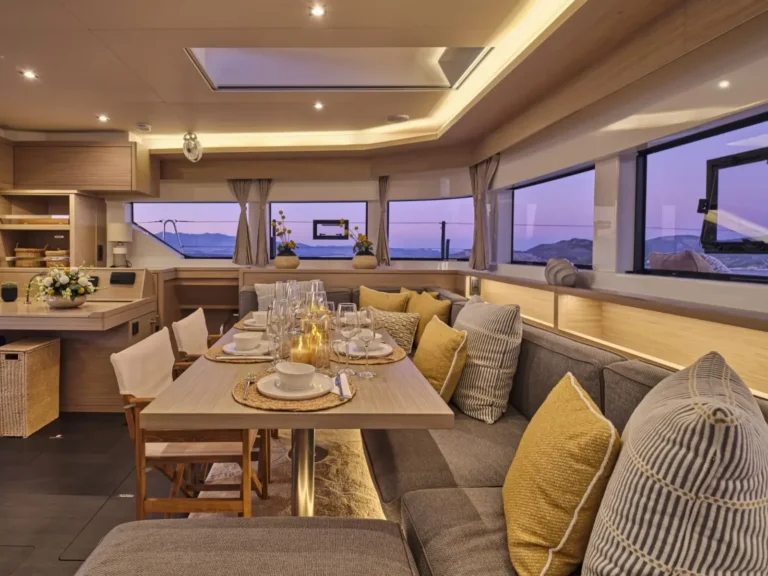 Lagoon 55 LULU – Saloon dinner setting