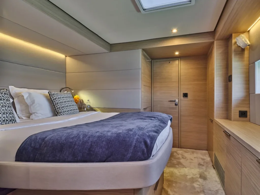 Lagoon 55 LULU – Queen guest cabin