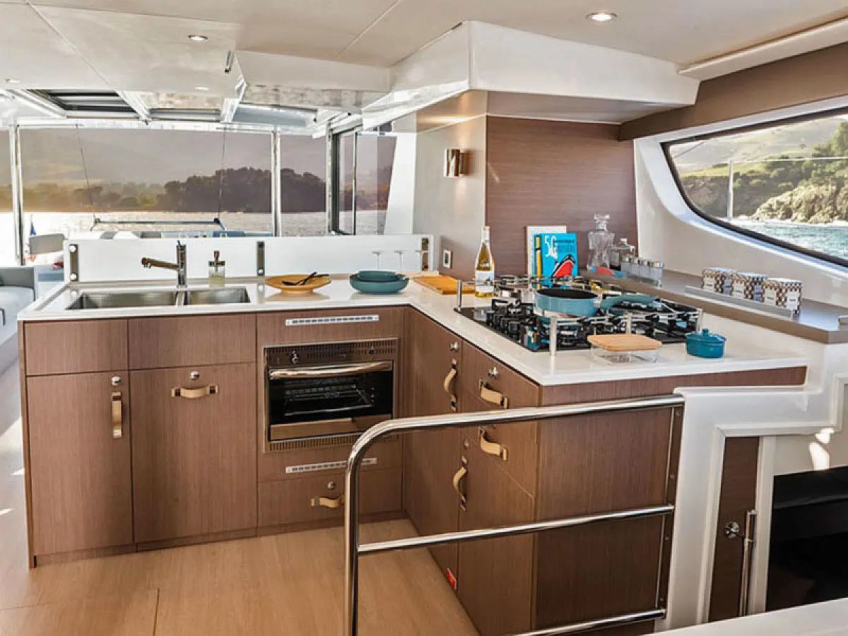 Bali 4.6 Migaloo galley
