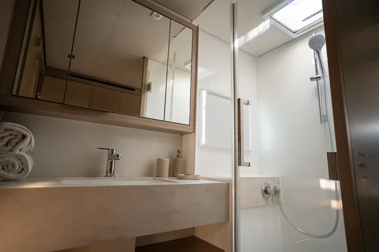 Lagoon 55 Vega bathroom 2