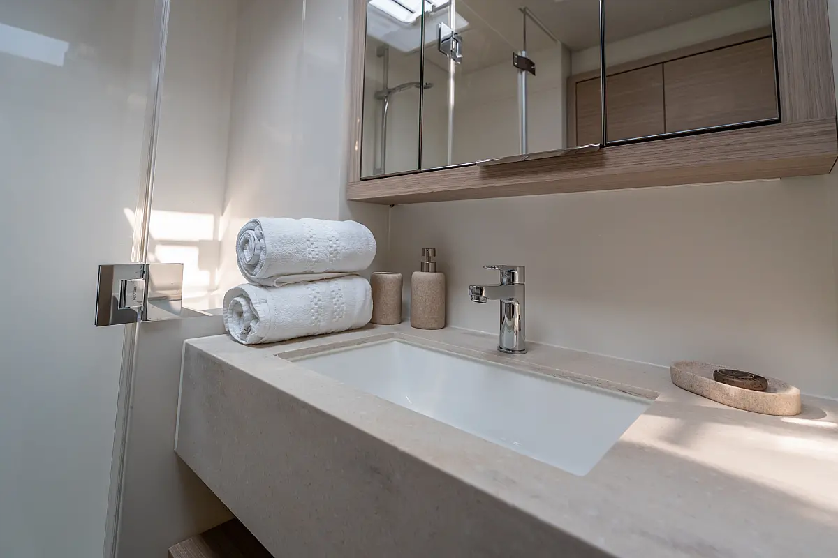 Lagoon 55 Vega bathroom