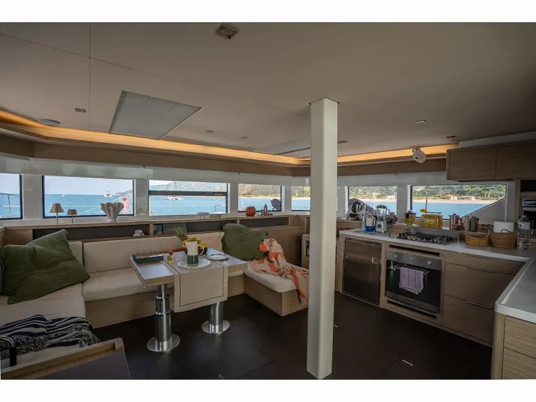 Lagoon 55 Vega saloon