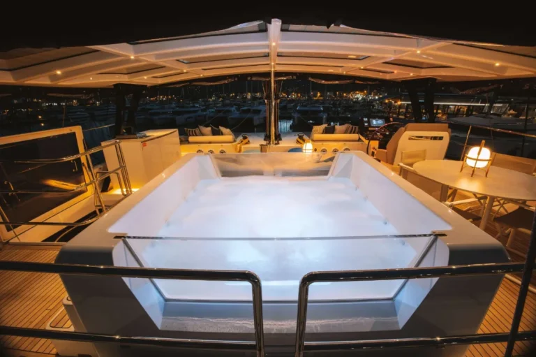 Sunreef 60 MYMARIA – Flybridge Jacuzzi