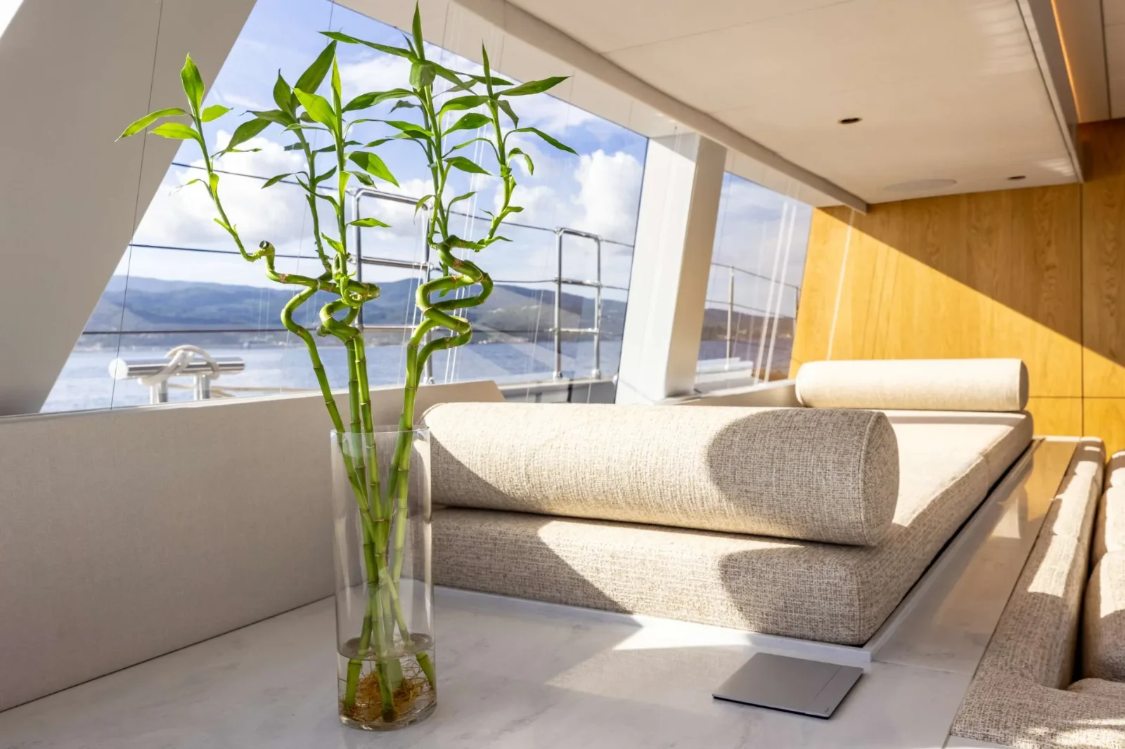 Sunreef 60 MYMARIA – Interior seating nook