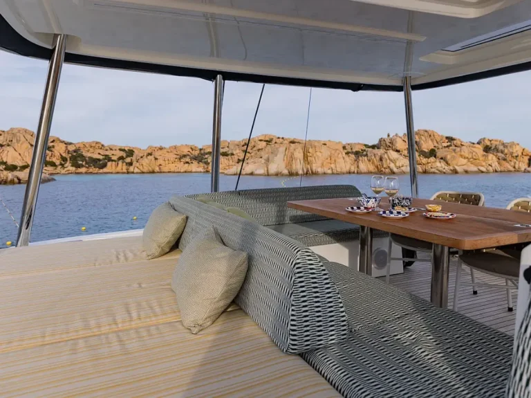 Lagoon 55 Cara flybridge
