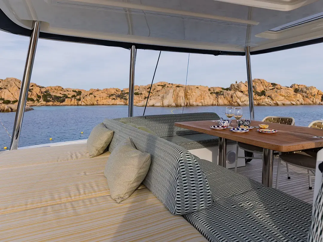 Lagoon 55 Cara flybridge