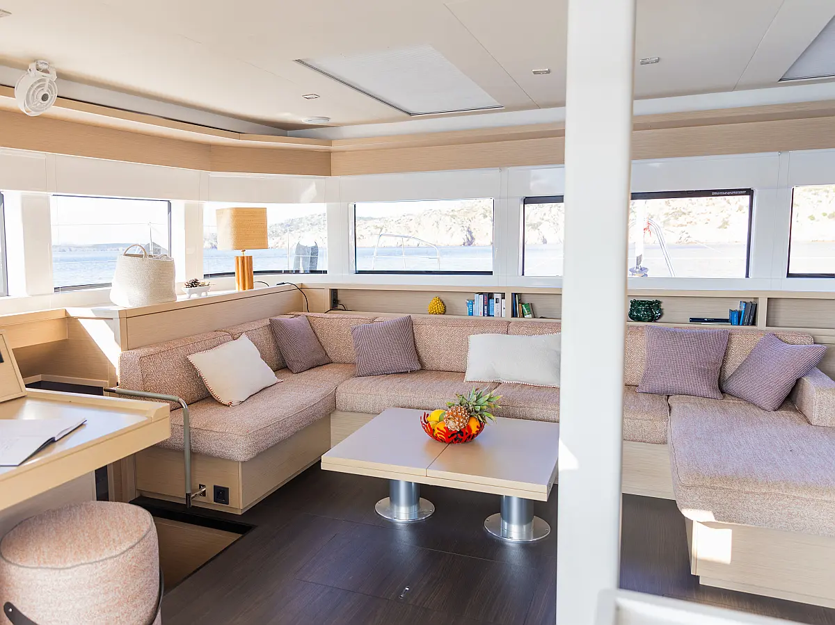 Lagoon 55 Cara saloon