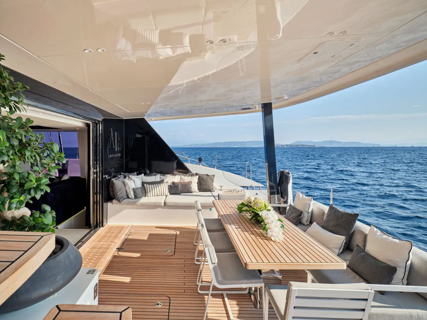 Aft deck lounge