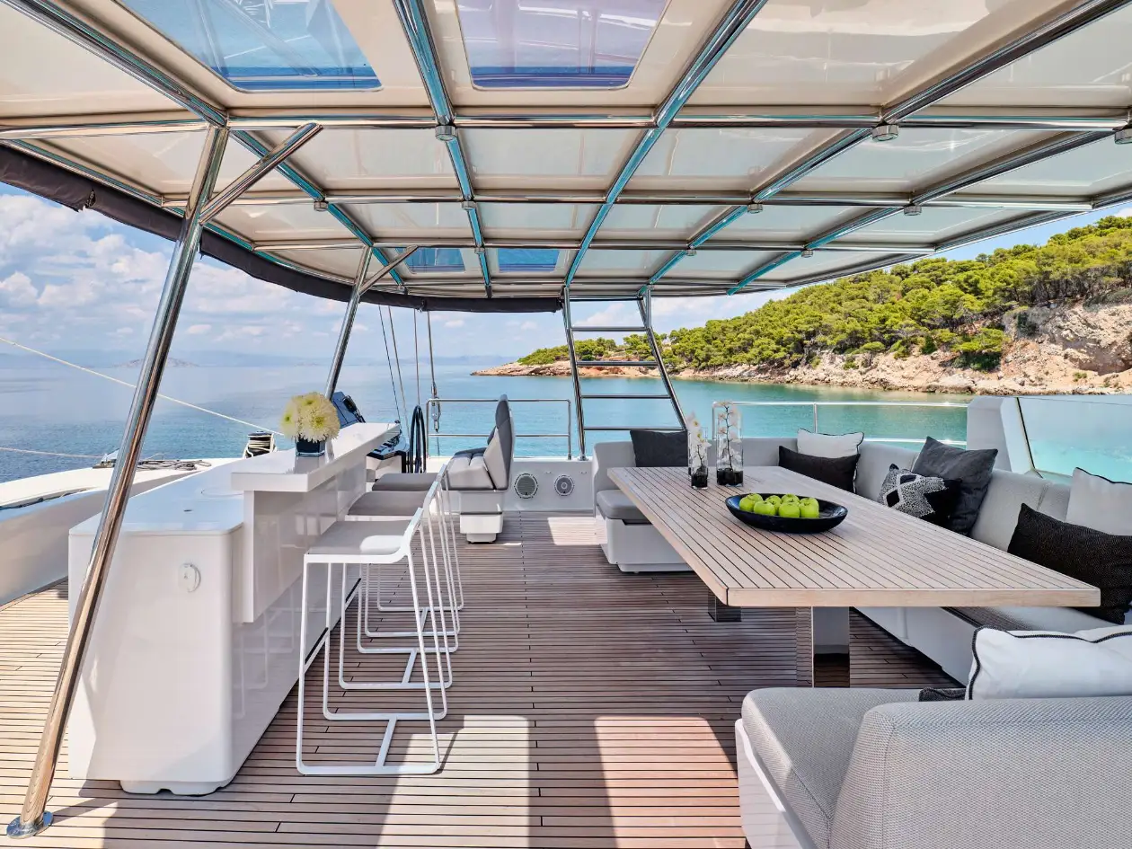 Flybridge lounge