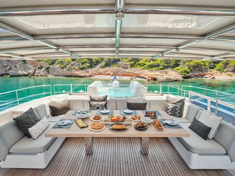 Flybridge dining
