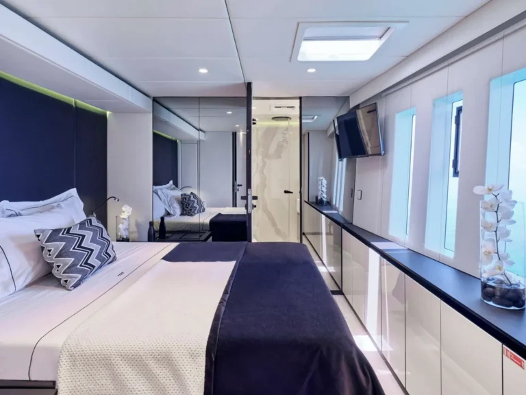 Queen guest cabin