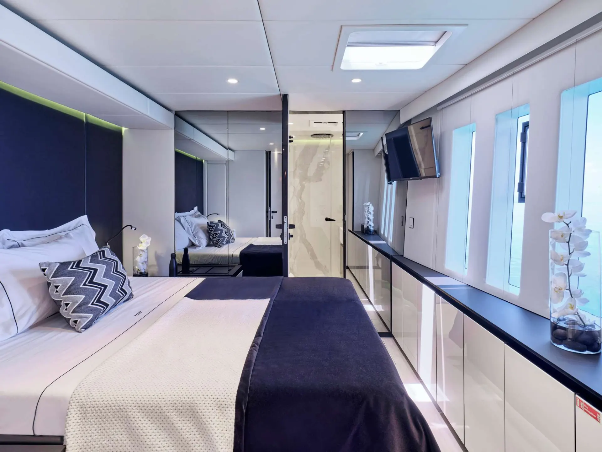 Queen guest cabin