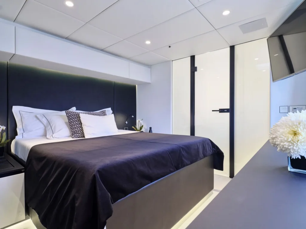 Queen cabin