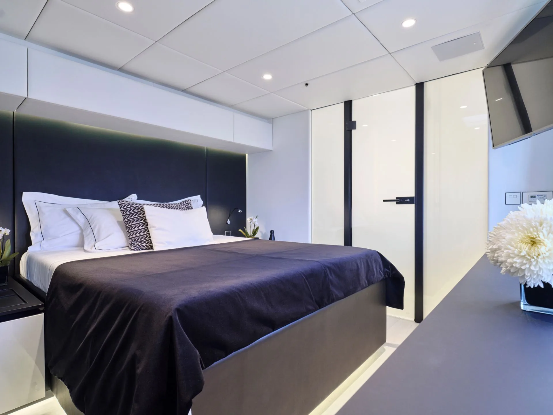 Queen cabin