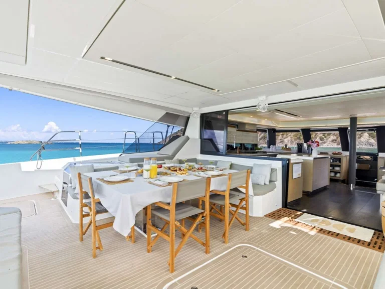 Fountaine Pajot Alegria 67 ADEONA – Saloon dining