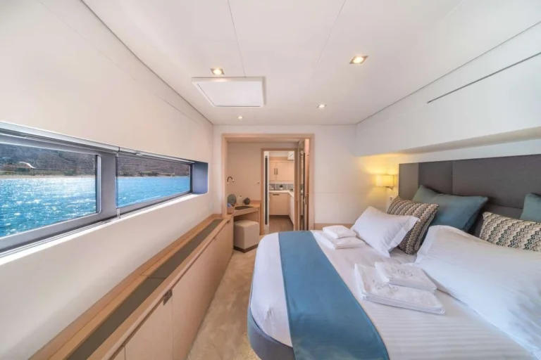 Fountaine Pajot Alegria 67 AETHER – Owner suite bed