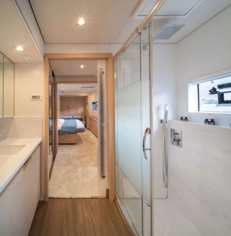 Fountaine Pajot Alegria 67 AETHER – En-suite bathroom