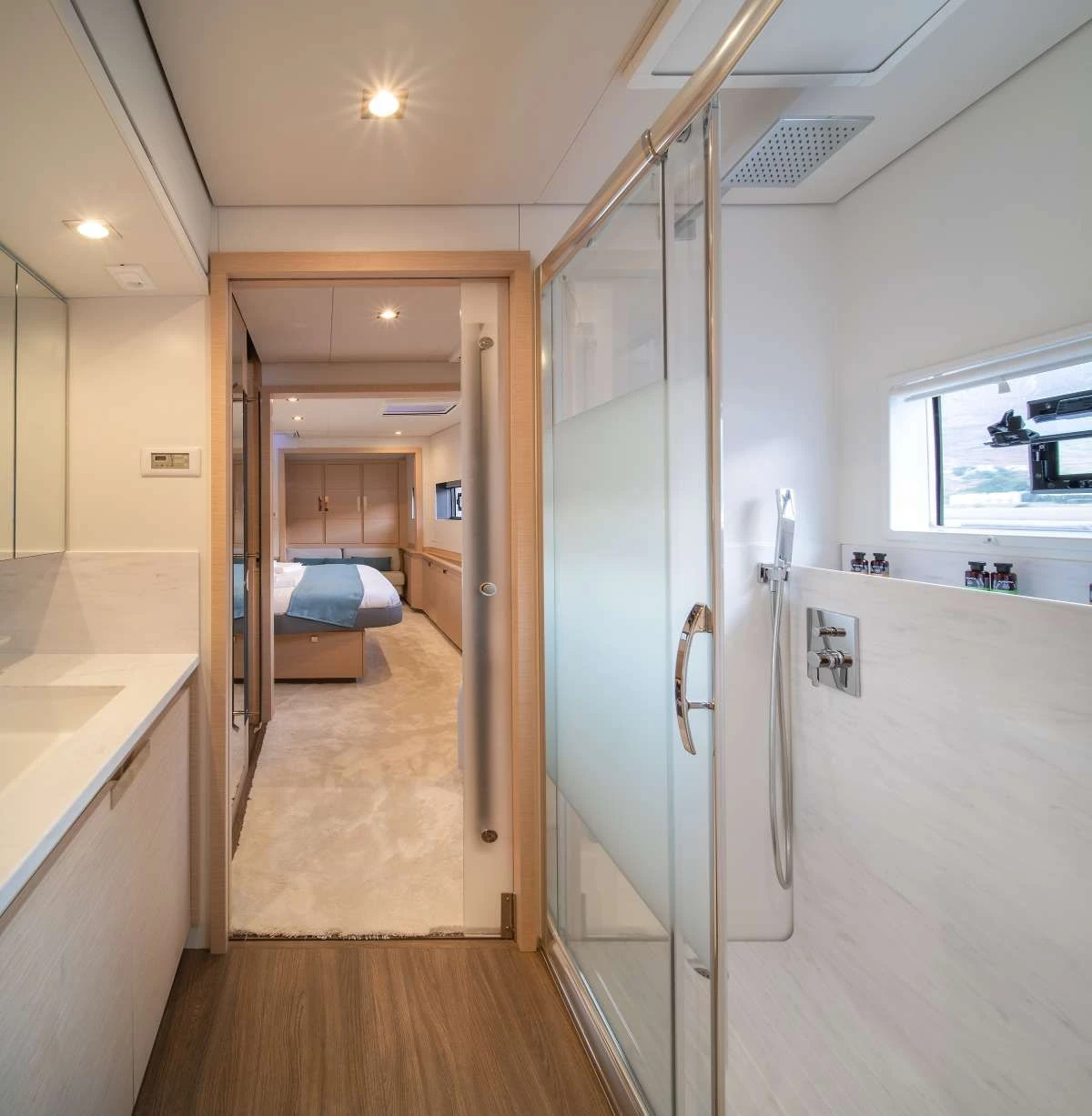 Fountaine Pajot Alegria 67 AETHER – En-suite bathroom