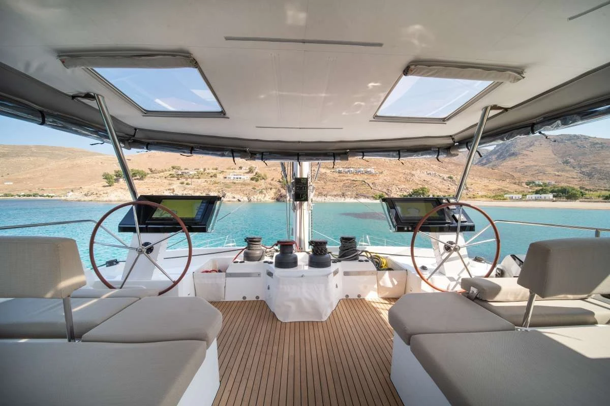 Fountaine Pajot Alegria 67 AETHER – Flybridge helm