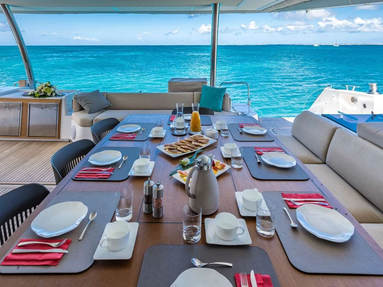 Fountaine Pajot Alegria 67 AZURE – aft deck dining