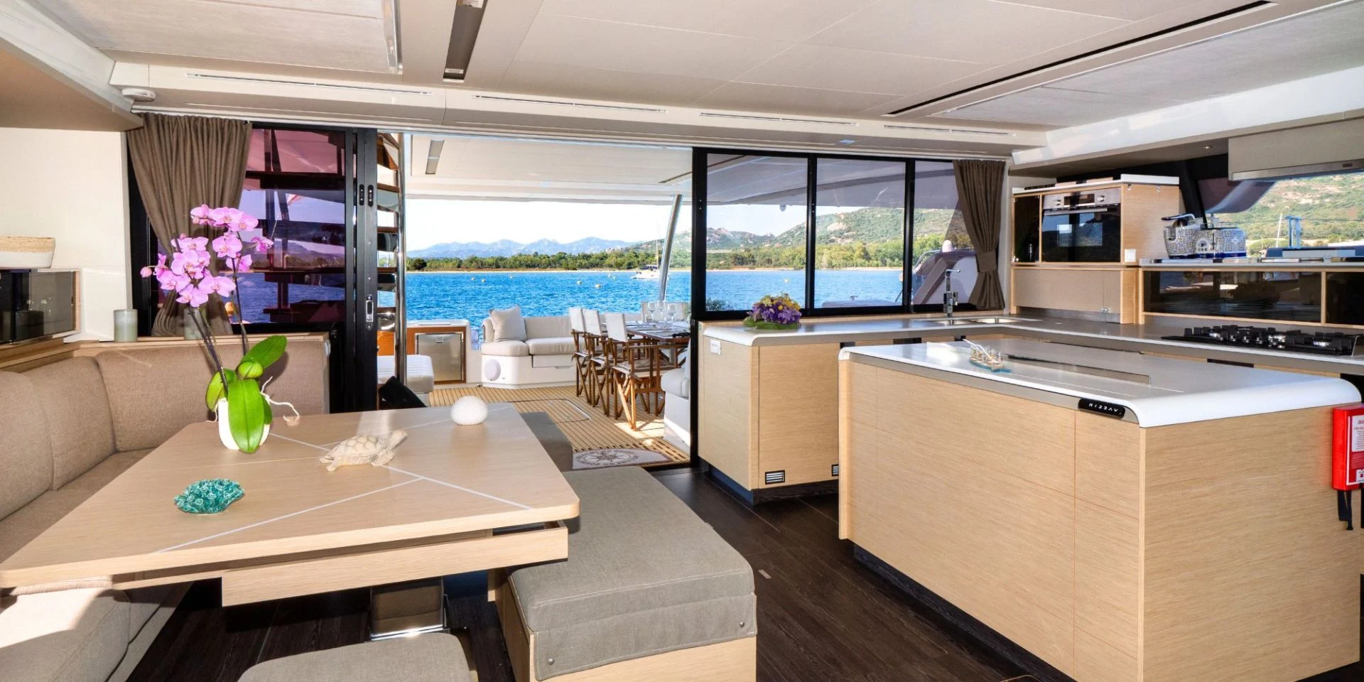 Fountaine Pajot Alegria 67 BLUESATION – saloon