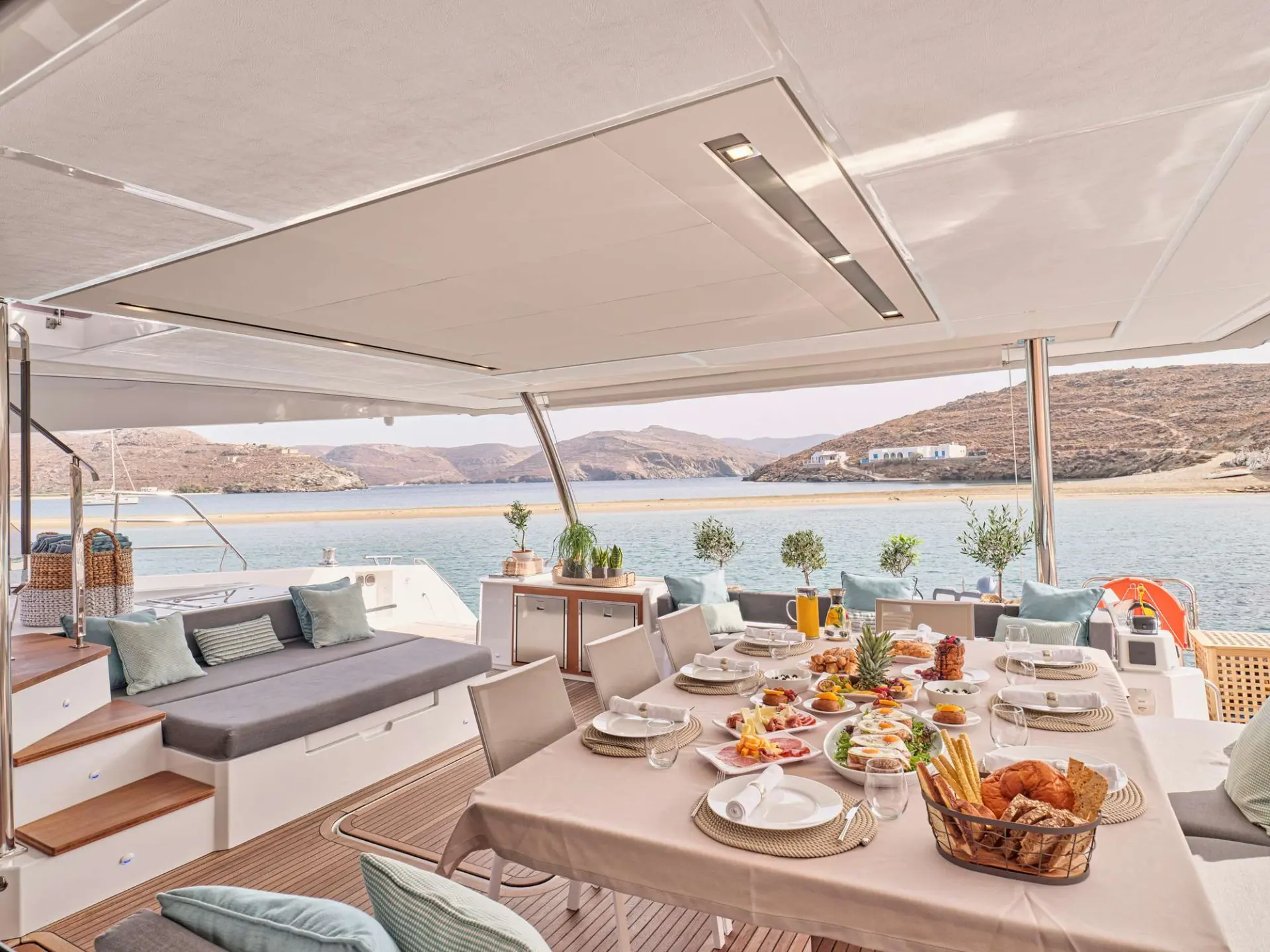 Alegria 67 DOLLY – Aft deck dining area