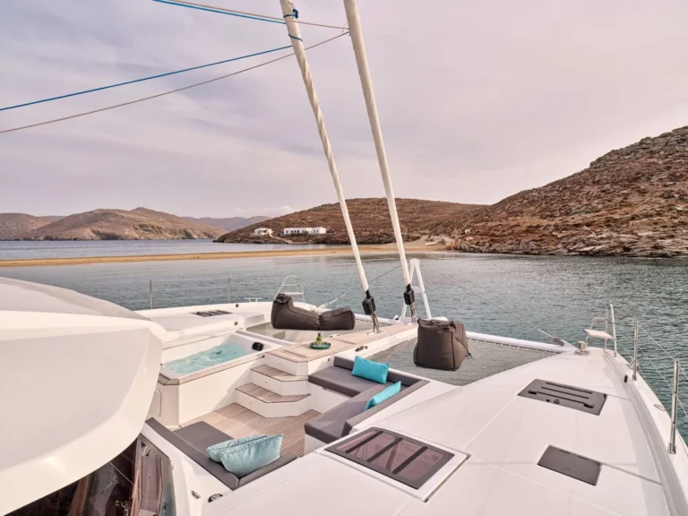 Alegria 67 DOLLY – Foredeck lounge