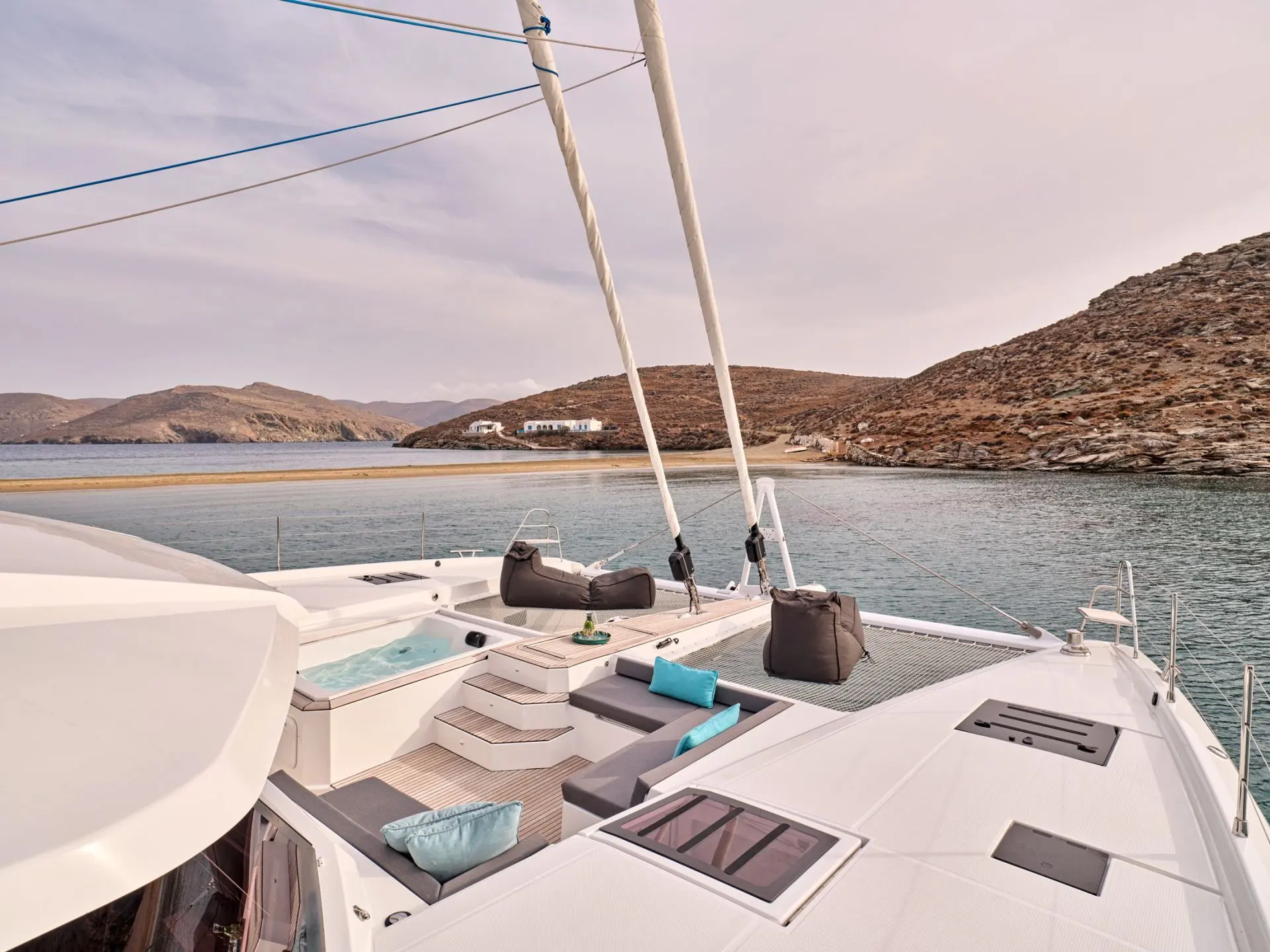 Alegria 67 DOLLY – Foredeck lounge