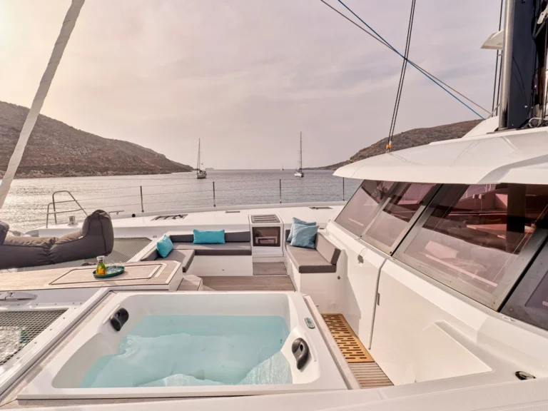 Alegria 67 DOLLY – Foredeck Jacuzzi