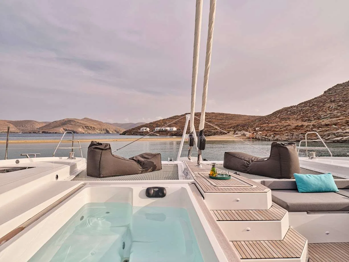 Alegria 67 DOLLY – Foredeck Jacuzzi and sunbeds
