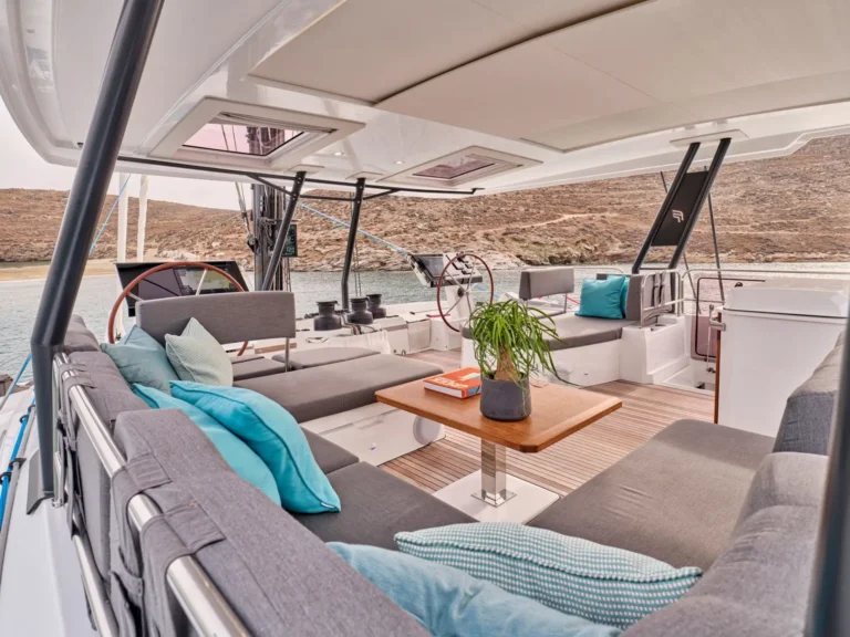 Alegria 67 DOLLY – Flybridge lounge